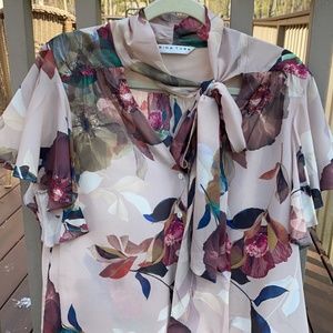 Trina turk floral blouse flutter sleeve size 12 silk/spandex pink